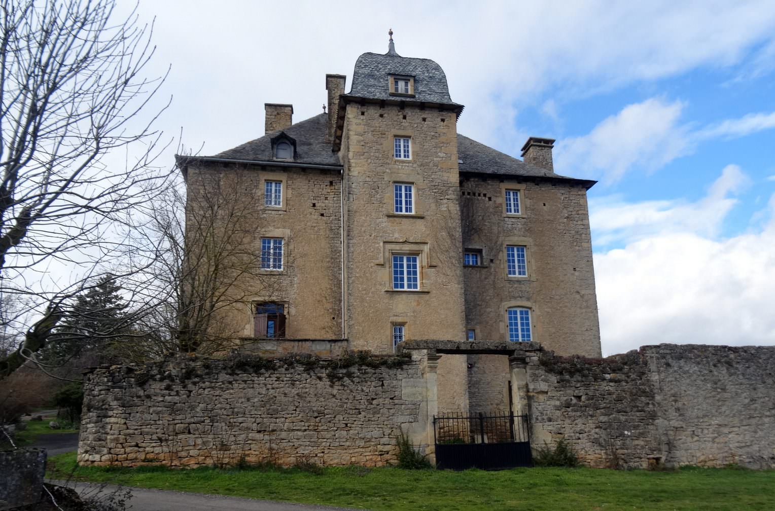 Chateau de Grun à St Saturnin de Lenne